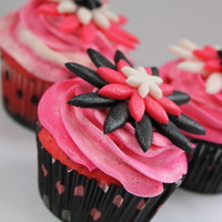 Juicy Couture Cupcakes I was asked to make "PINK AND BLACK JUICY COUTURE" Cupcakes... for a 14 year old birthday...