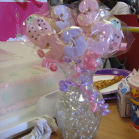 Cookie Bouquet Went Wrong I made a little cookie bouquet for my daughters 3rd birthday. Half of the cookies broke on the way to the party. I know how not to transfer...