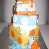 Cajas Con Oso Y Leon 3 pisos forrados con fondant, el oso y el leon son de gum paste, los sabores son platano y zanahoria.