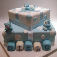 Osos Azules 2 pisos cuadrados forrados con fondant az&uacute;l y blanco, los osos son de gum paste. El sabor de las pasteles es platano con nutella...