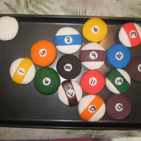 Billiard Balls I made these cupcakes to go with the billard table cake. Covers are fondant.