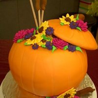 Pumpkin Centerpeice Spice Cake /Cinnamon Buttercream filling/ Homemade Fondant icing/royal icing flowersI got this idea from this site and just loved it. Hope...
