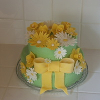 Spring Birthday Birthday cake for my Great Grandmother. She loves daffodills and daisies. Gumpaste flowers. Fondant bow. TFL