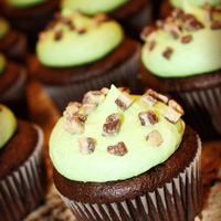 Mint Chocolate Cupcakes!! Chocolate cupcakes with mint buttercream icing topped with Ande's mint pieces!