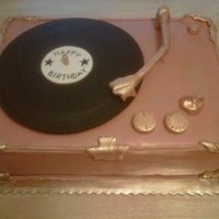 Record Player This was a red velvet cake with cream cheese buttercream frosting. It is covered in fondant and gumpaste.