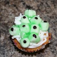 I See You Cupcakes More fun with Halloween cupcakes! Mini-marshmallows, piping gel tinted green and little black dots of icing... Eye love em'!
