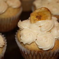 Yummy Banana Cupcakes Banana cupcakes with cinnamon honey buttercream frosting and a banana chip on each one for decoration!