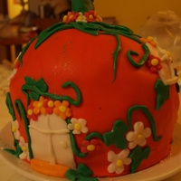 Strawberry House Cake 