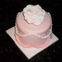 Royal Icing Bridge Work A mini cake with RI bridge work.