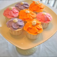 Cupcakes Spring Bouquet Red velvet and cream cheese but the daisies are from buttercream