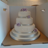 Sturdy Box For Transporting Stacked Cakes Hi in response to a question on here about bigger cake boxes, this is one that I bought on line at Design-a-cake (UK) for about $22. It is...