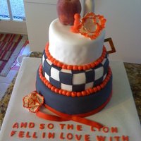 Twlight This cake kicked my fat butt, horrible day for working with fondant. Then the apple ended up in the trash.