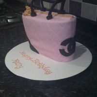 Chanel Bag My first handbag cake...design courtesy of Planet cake.....made a couple of modifications of my own though.