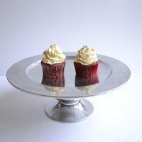 Silver And Gold Stars I made these Red Velvet Cupcakes for NYE. They are decorated with stars made out of fondant. TFL!