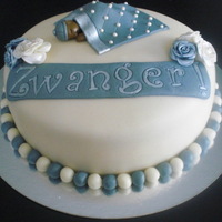 Pregnant Girl wanted to tell she was pregnant by cake. (Zwanger means pregnant in Dutch)