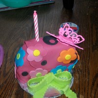 Bella's Purse Cake 6in round cake covered in fondant, made just for the birthday girl to destroy :) Please please let me know what you think.