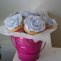 Purple Cupcake Bouquet I wanted to try this so bad... and what better chance that mother's day? I love it simple but adorable, I just need to use a bigger...