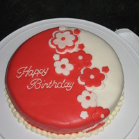 Round Version Of Feathy's Creation Just playing around one night... It's inspired by the ever-popular Feathy creation, but round, and in rolled buttercream.