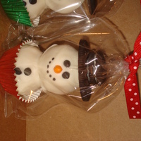 Cakeball Snowmen inspired by Bakerella, I stacked my cakeballs to make a full snowman!