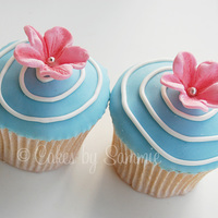 Cake Journal Cupcakes These were copied from Cake Jornal - I just loved the design & wanted t try my new flower mould.
