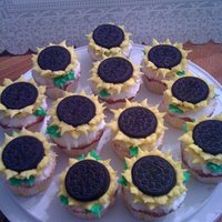 Sun Flower Cuppies I found a great tutorial online and decided to give it a go since I needed to make cup cakes for a memorial service. they were fun to make...