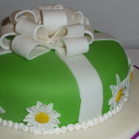 Ribbon And Daisies Green MMF with fondant/gumpaste ribbon and fondant daisies. For Wilton 3 final.
