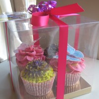 A Box Of 4 Cupcakes For A Friend's Mum 