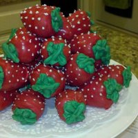 Strawberry Cake Strawberry's !! Lol... I was suppose to be working, but i was hungry... Yummy strawberry cake strawberry's