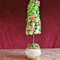 Christmas Tree Cupcake Topiary Lemon Poppyseed Cupcakes with Lemon cream cheese frosting. So good! Made this topiary for my aunt's birthday. I managed to make the...