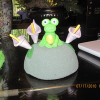 Gumpaste Frog! One of my ALL TIME favorite things to create; gumpaste figurines! Gotta love this lil' guy A few fantasy calla lilies.