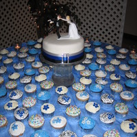 1 Tier & Cupcakes 
