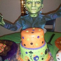 Halloween Cake My poor border messed up on the ride, there were SO many behind the scene issues with this stupid border. Luckily it was a non-paid cake...