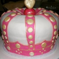 Crown Crown cake inspired by a Juicy Couture money bank for the top of a cupcake tower.