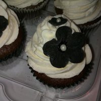 Cupcakes With Flowers chocolate mud cupcakes, with vanilla buttercream frosting, black gumpaste flowers