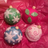 Christmas Ornament Cupcakes christmas ornament cupcake for alex's birthday! red velvet with cream cheese frosting covered with fondant, fondant decorations.