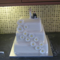 Ivory Cake With Daisies 