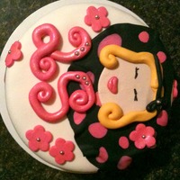 Harajuku Another simple white cake with a black polka dot fondant blanket.