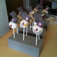 Frosty Snowmen Cake Pops Using Bakerellas template, I made these for Christmas 2010! My first attempt at cake pops!