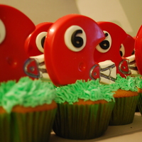 Georgia Bulldogs My sons teachers son (wow thats a mouth full) was turning 6 and he loves the Bulldogs so I made him these little cupcakes. Tried to make...