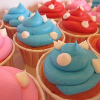 Polka Dot Cupcakes strawberry cupcakes with buttercream frosting and polka dots