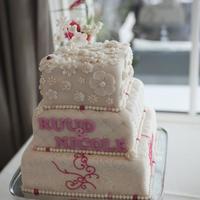Weddingcake Weddingcake in off white with pink details