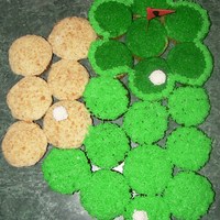Golf Course Made All Out Of Cupcakes "sand" is crushed vanilla wafers, "green" is colored sugar and the "grass" is buttercream frosting added with...