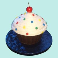 Giant Cupcake Cake Had a hard time getting a good picture of this cake because of the contrast between the top and bottom but it is a giant cupcake cake using...