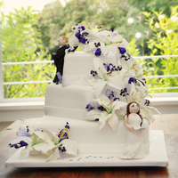 Story Wedding Cake Tracey is always lost and late and Sean is always waiting for her. It was the couple's 'story'. This three tiered cake, (...