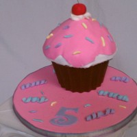 Giant Cupcake Giant Cupcake made using dark chocolate liner. Thanks to oh,sugar for the tutorial.