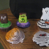 Cupcakes! Who doesn't love cupcakes?! These are some fun Halloween ones!