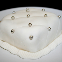 Mini Quilted Cake I made this mini quilted cake with sugar pearls as an experiment for a future large scale cake.