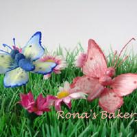 Sugarpaste Butterflies These butterflies are made from sugarpaste. It's not so difficult as it looks. I used the tutorial at mireille-angelique.blogspot.com...