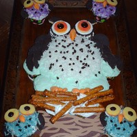 Owl Pull Apart Cake French vanilla cupakes with vanilla butter cream and various candies to make an owl and owlets.