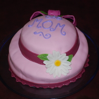 Mother's Day Hat/bonnet Basically a "leftover" cake with some fondant/flowers I had left. Summery hat with fondant/gumpaste daisy, and bow on the back.